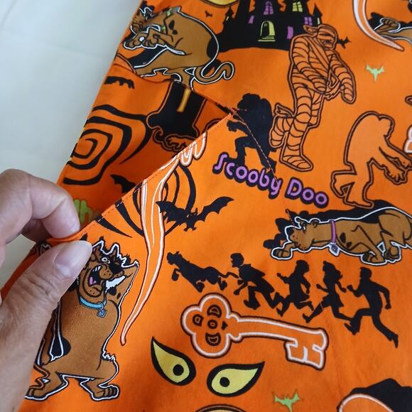 Scooby-Doo Scrub Top Women M Orange Halloween Holiday Medical Uniform Nursing - Picture 6 of 13